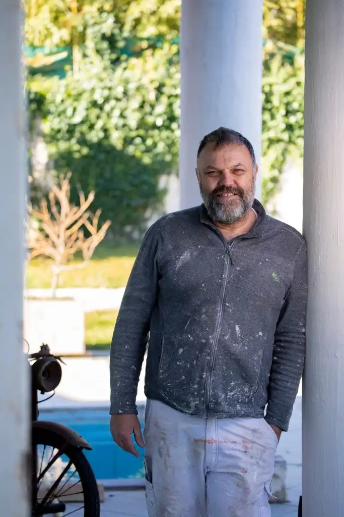 Portrait d'un artisan peintre qualifi&eacute; en tenue de travail sur un chantier de peinture b&acirc;timent &agrave; Gardanne