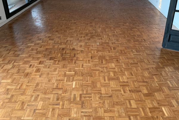 Vue d'un sol en parquet massif r�nov� et vitrifi� dans une pi�ce lumineuse lors de travaux de r�novation int�rieure � Gardanne