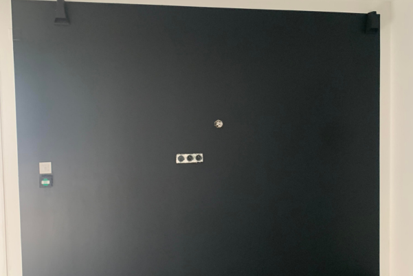 Vue d'un mur peint en couleur sombre avec des finitions soign�es pour un projet de r�novation int�rieure par un artisan peintre � Gardanne